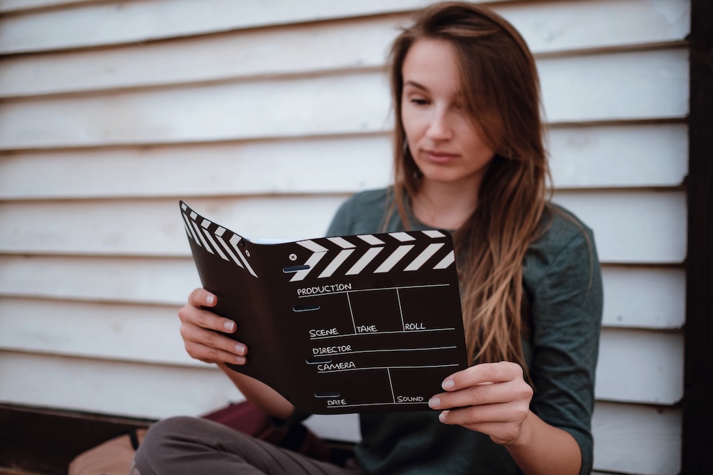 How to Write a Logline That Wins Screenplay Competitions By Page Turner Awards (C)